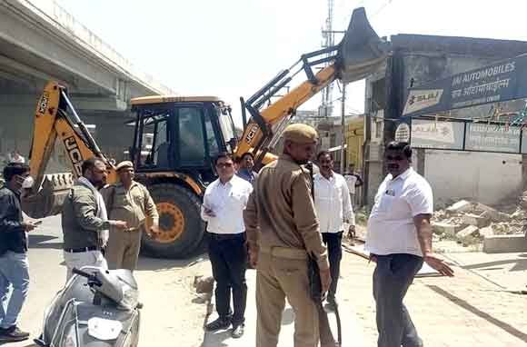 देवबंद में अतिक्रमण पर चला बुलडोजर……….