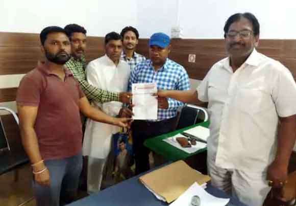 ठेका कर्मियों का मानदेय के आधार पर हो भुगतान, सफाई कर्मियों ने ईओं को सौंपा ज्ञापन