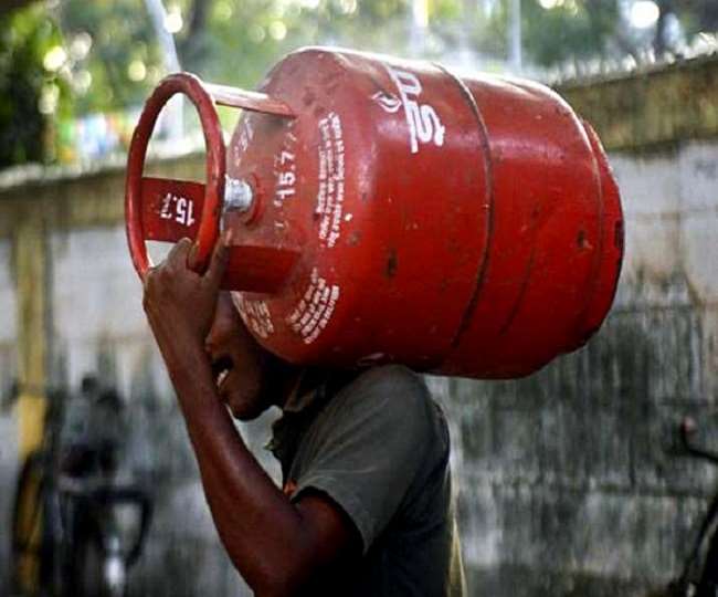 LPG Cylinder Price Hike: मई के पहले ही दिन महंगाई का झटका, बढ़ी कमर्श‍ियल LPG की कीमतें; 19 kg के सिलेंडर में करीब 103 रुपये का इजाफा