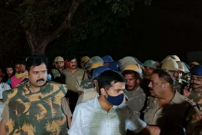 चंदौली में गैंगस्टर को पकड़ने गई पुलिस ने स्वजनों संग की मारपीट, बेटी ने लगाई फांसी
