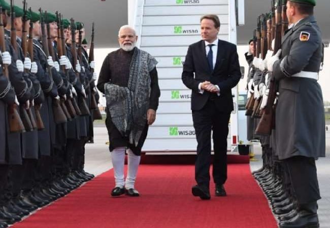बर्लिन में पीएम नरेन्द्र मोदी, भारतीय समुदाय के लोगों ने किया जोरदार स्वागत