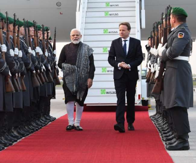 बर्लिन में पीएम नरेन्द्र मोदी, भारतीय समुदाय के लोगों ने किया जोरदार स्वागत