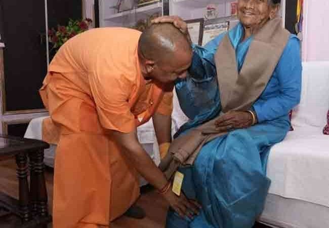 योगी आदित्‍यनाथ पांच साल बाद पहुंचे अपने पैतृक गांव, मां का आशीष लेकर हुए भावुक; देखें तस्‍वीरों में