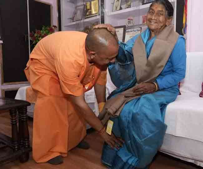 योगी आदित्‍यनाथ पांच साल बाद पहुंचे अपने पैतृक गांव, मां का आशीष लेकर हुए भावुक; देखें तस्‍वीरों में