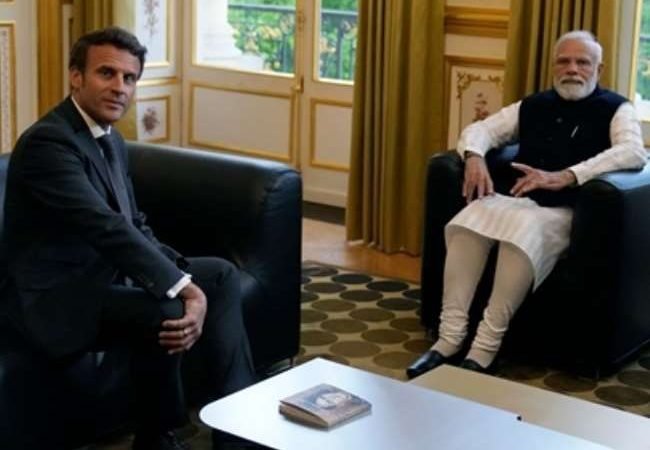 अपनी यात्रा के अंतिम चरण में फ्रांस पहुंचे पीएम मोदी; मैक्रों ने किया जोरदार स्‍वागत, विभिन्न मुद्दों पर हुई बातचीत