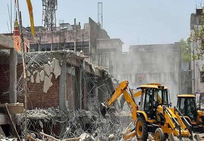 लखनऊ के अमीनाबाद में मंदिर की आड़ में बने अवैध निर्माण पर चला बुलडोजर, बनाया जा रहा था अवैध मार्केट