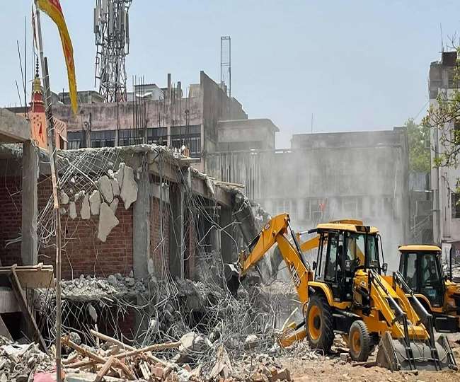 लखनऊ के अमीनाबाद में मंदिर की आड़ में बने अवैध निर्माण पर चला बुलडोजर, बनाया जा रहा था अवैध मार्केट