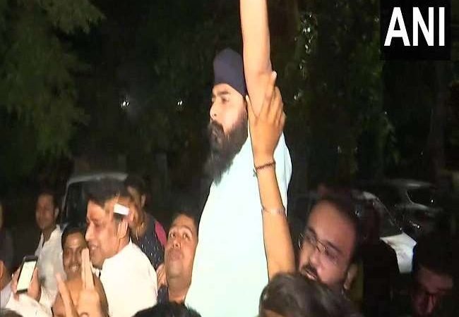 दिनभर चले हाई वोल्टेज ड्रामा के बाद देर रात घर पहुंचे तेजिंदर बग्गा, कहा- किसी से डरने वाले नहीं