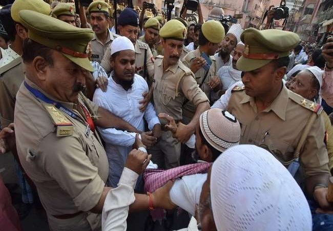 Varanasi Gyanvapi Mosque Issue : वाराणसी ज्ञानवापी मस्जिद मुद्दा-वीडियोग्राफर्स ने ज्ञानवापी के पास देखे प्राचीन स्वास्तिक के चिन्ह