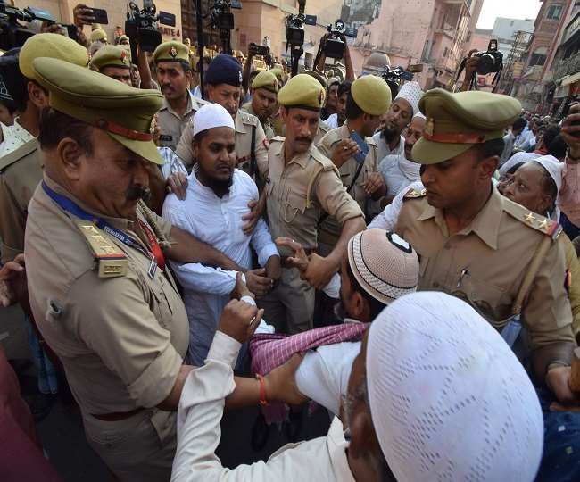 Varanasi Gyanvapi Mosque Issue : वाराणसी ज्ञानवापी मस्जिद मुद्दा-वीडियोग्राफर्स ने ज्ञानवापी के पास देखे प्राचीन स्वास्तिक के चिन्ह