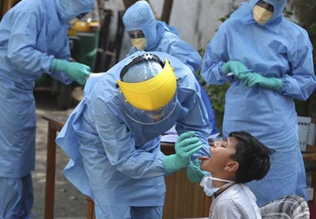 Corona Update: देश में कोरोना के नए मामलों में आई गिरावट, 24 घंटों में 3,451 मरीज आए सामने, एक्टिव केस की संख्या बढ़ी