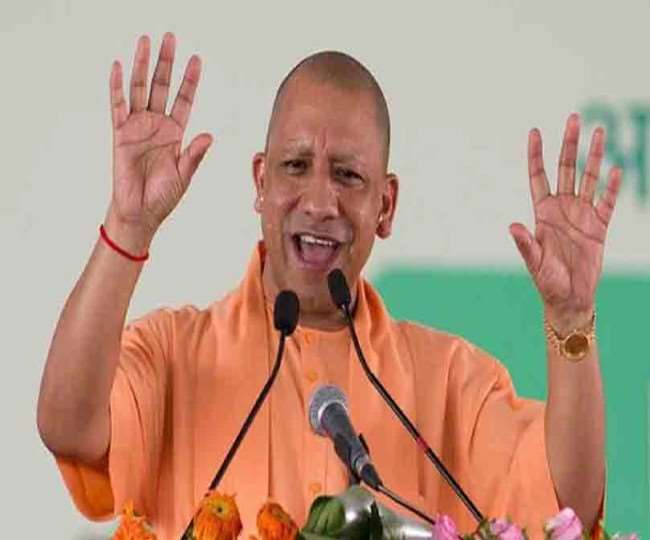 मुख्यमंत्री योगी आदित्यनाथ के हेलिकॉप्टर से टकराया पक्षी, इमरजेंसी लैंडिंग