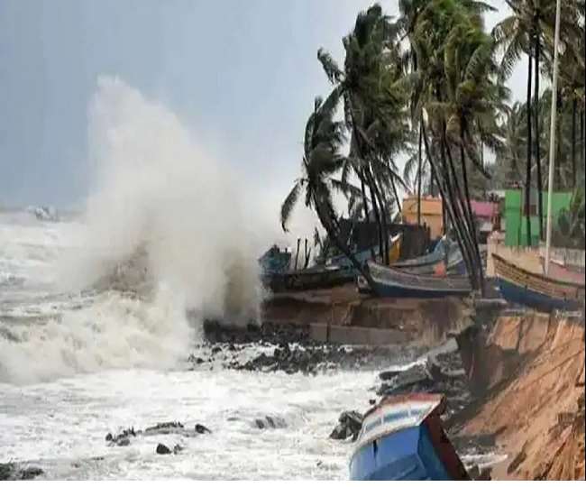 Mandous Cyclone: तमिलनाडु के मामल्लपुरम में तट से टकराया मैंडूस चक्रवात