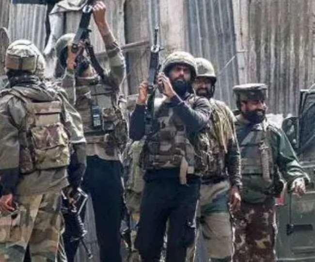Shopian Encounter Update : एक मकान में छिपे हैं तीनों आतंकवादी, आसपास के घरों को खाली करवाया जा रहा