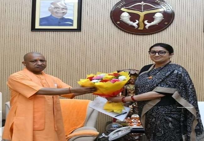 केन्द्रीय मंत्री स्मृति ईरानी का दो दिन का अमेठी दौरा, लखनऊ में सीएम योगी आदित्यनाथ से भेंट करने के बाद रवाना