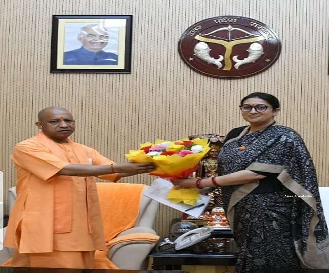 केन्द्रीय मंत्री स्मृति ईरानी का दो दिन का अमेठी दौरा, लखनऊ में सीएम योगी आदित्यनाथ से भेंट करने के बाद रवाना
