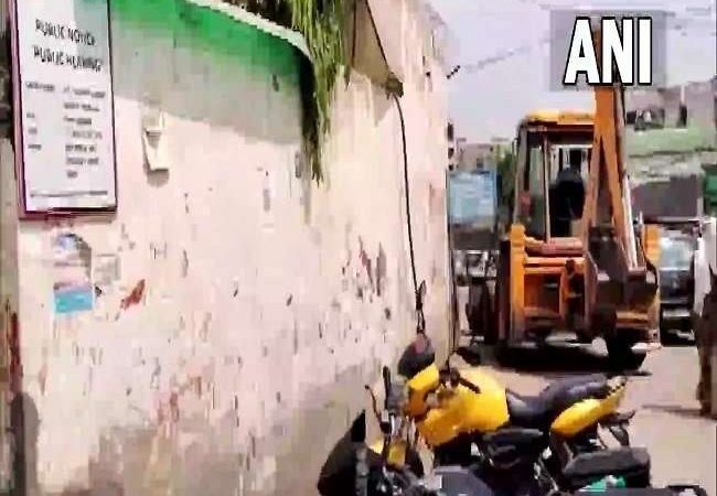 Shaheen Bagh: शाहीन बाग में अतिक्रमण के खिलाफ अभियान शुरू, अवैध निर्माण पर चलने लगा बुलडोजर