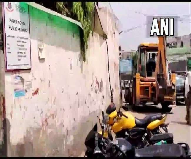Shaheen Bagh: शाहीन बाग में अतिक्रमण के खिलाफ अभियान शुरू, अवैध निर्माण पर चलने लगा बुलडोजर