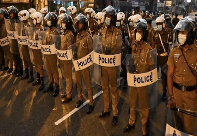 श्रीलंका में हिंसा करने वालों को देखते ही गोली मारने का आदेश, खूनी संघर्ष के बीच रक्षा मंत्रालय ने लिया फैसला