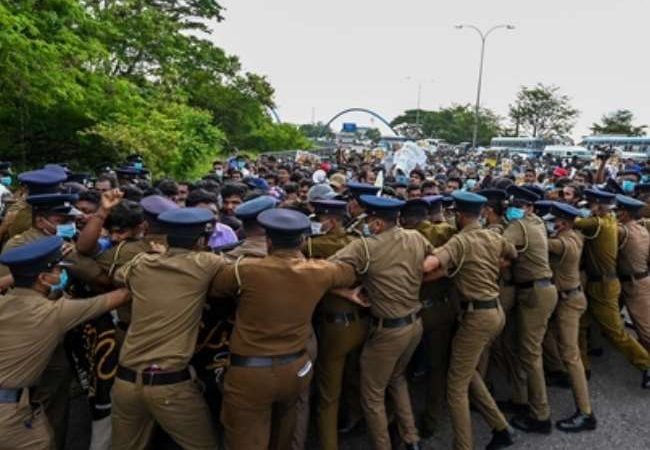 श्रीलंका के राष्ट्रपति का पद छोड़ने से इन्कार; कोलंबो में सेना तैनात, हफ्तेभर में नया पीएम नियुक्त करने का वादा