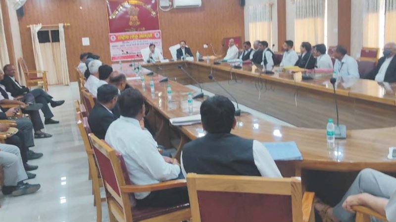लोक अदालत के संदर्भ में इंश्योरेन्स कंपनी के अधिकारियों व अधिवक्ताओं की जिला जज ने ली बैठक