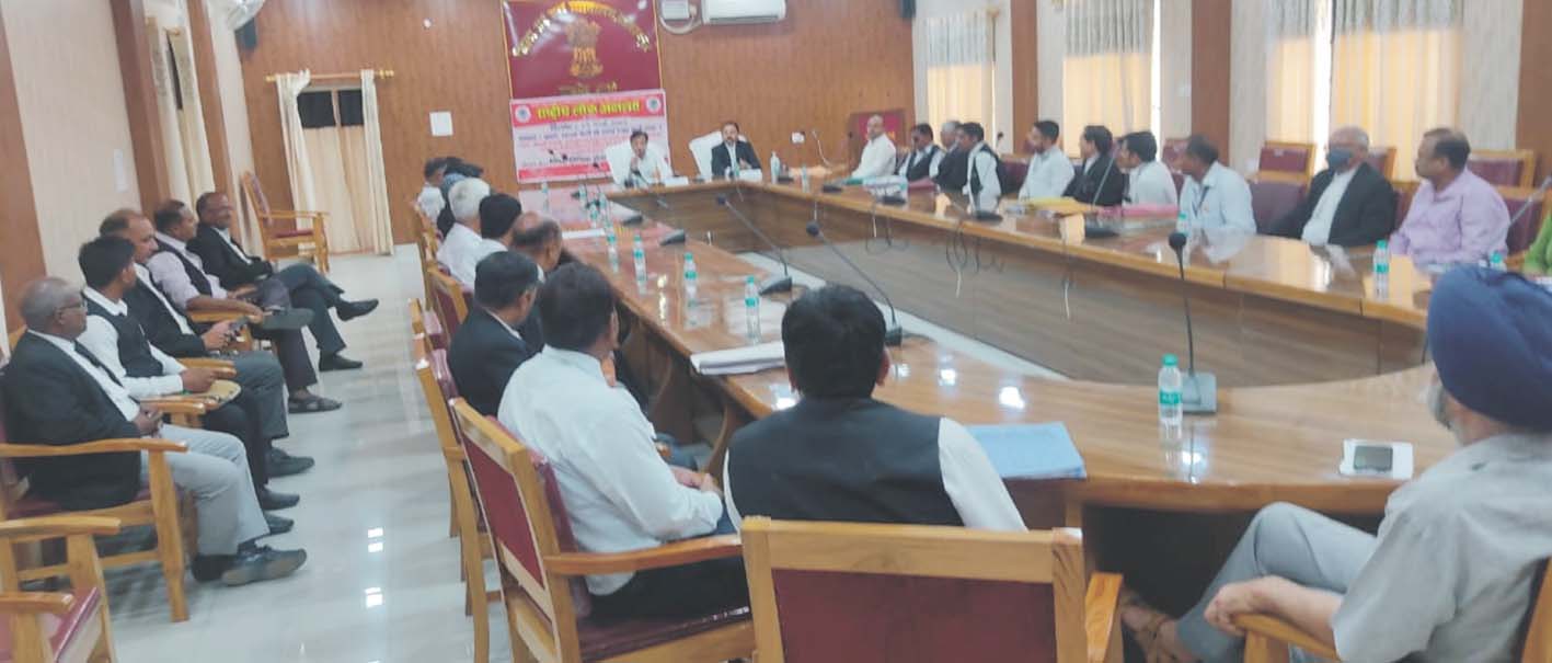 लोक अदालत के संदर्भ में इंश्योरेन्स कंपनी के अधिकारियों व अधिवक्ताओं की जिला जज ने ली बैठक