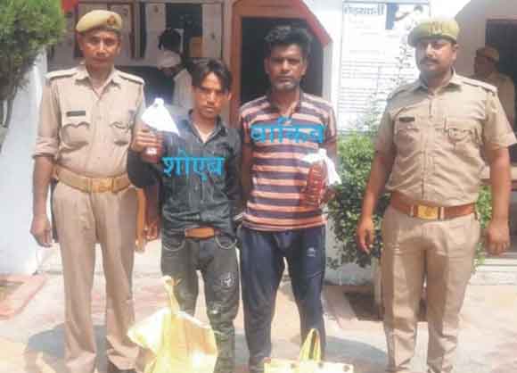पुलिस ने दबोचे दो तस्कर, अवैध शराब बरामद