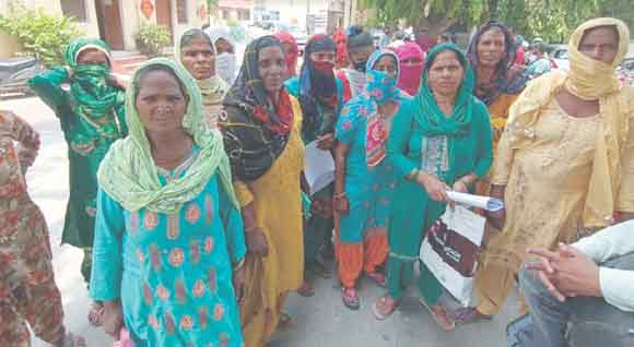 बिटोड़े हटाने के विरोध में ग्रामीण महिलाओं ने डीएम को सौंपा ज्ञापन
