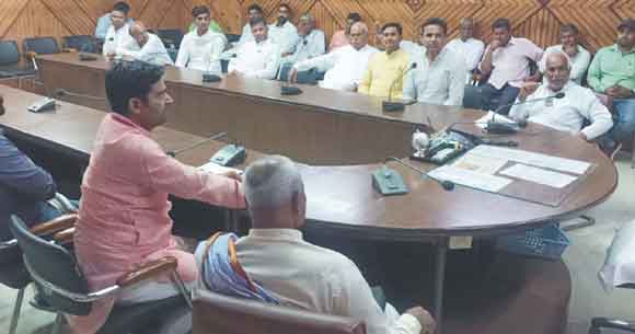 विभिन्न मांगों को लेकर जिला मुख्यालय पर गरजे किसान