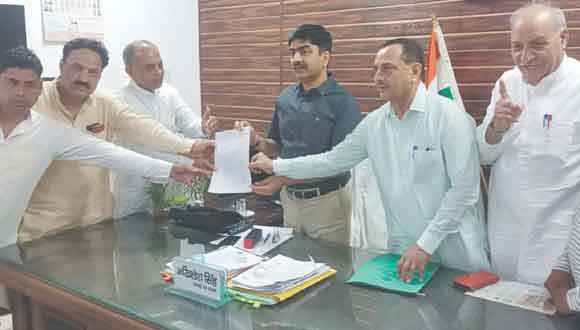 तीतरों नगर पंचायत सीमा विस्तार मामले में जिलाधिकारी को सौंपा ज्ञापन