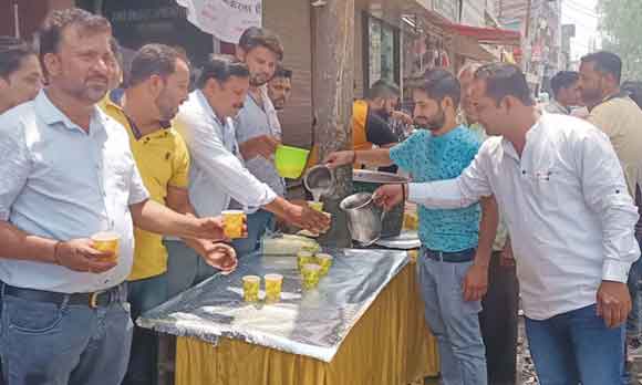 निर्जला एकादशी पर छबील लगाकर किया शरबत वितरित