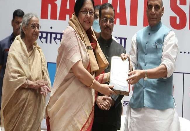 Rajnath Singh : नमस्ते लखनऊ विद राजनाथ सिंह कार्यक्रम में उठी लखनऊ का नाम बदलने की मांग, प्रख्यात लेखिका का प्रस्ताव