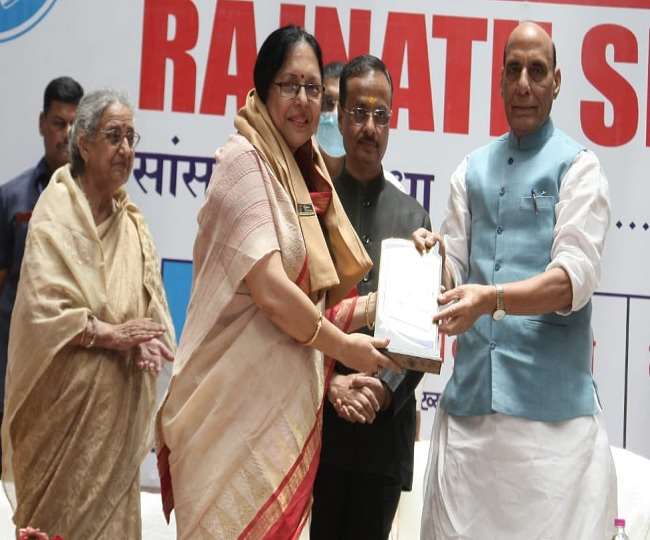 Rajnath Singh : नमस्ते लखनऊ विद राजनाथ सिंह कार्यक्रम में उठी लखनऊ का नाम बदलने की मांग, प्रख्यात लेखिका का प्रस्ताव