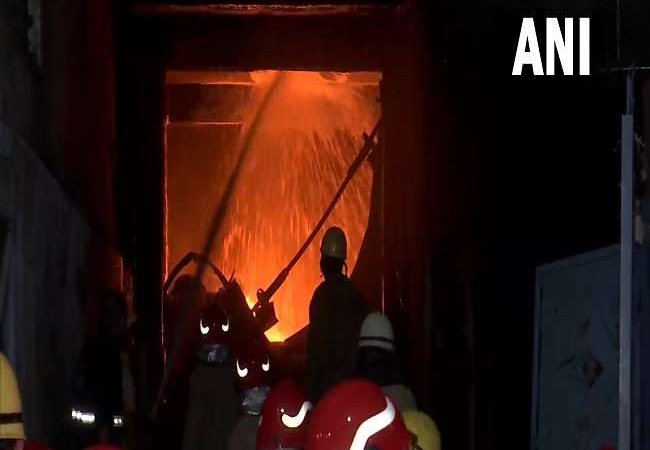दिल्ली के नरेला स्थित तिरपाल फैक्ट्री में लगा आग पर पाया गया काबू, किसी के हताहत होने की खबर नहीं