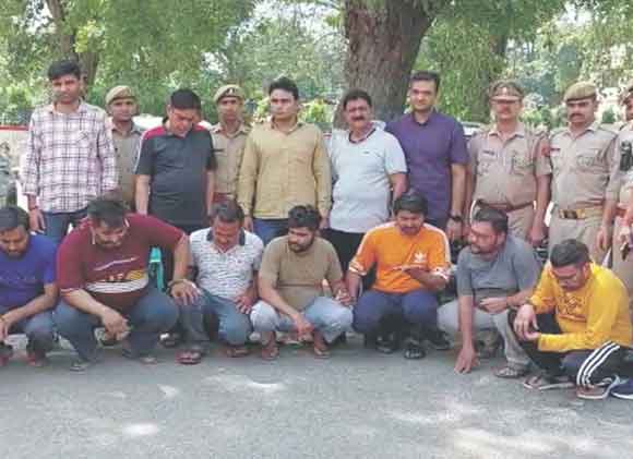 धोखाधड़ी कर कार बेचने वाले गिरोह के 9 आरोपी गिरफ्तार, 2 फरार