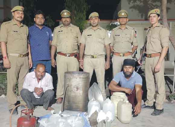 अवैध शराब बनाते दो आरोपी किए गिरफ्तार