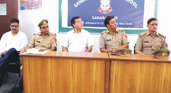 छात्र-छात्राओं को किया साइबर क्राइम के बारे में जागरूक