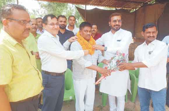 डीडीओ ने ग्राम प्रधान को किया सम्मानित