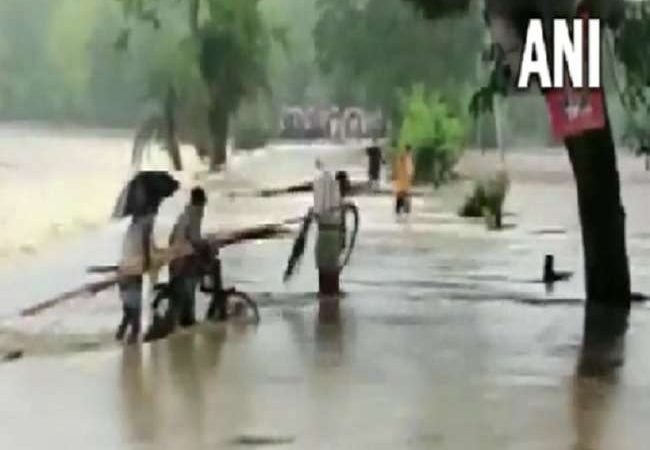 Heavy rain in Assam: असम में मूसलाधार बारिश से बाढ़ जैसे हालात, हजारों लोग बुरी तरह प्रभावित, भूस्खलन से 3 लोगों की मौत| In Video