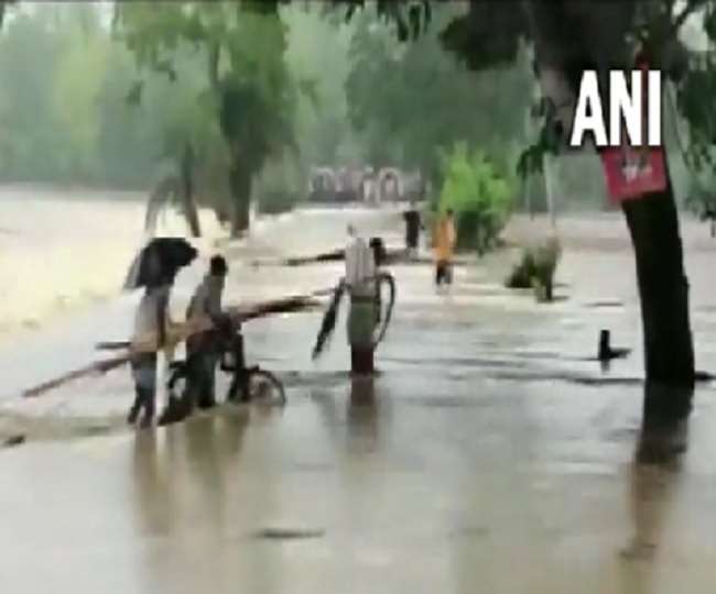 Heavy rain in Assam: असम में मूसलाधार बारिश से बाढ़ जैसे हालात, हजारों लोग बुरी तरह प्रभावित, भूस्खलन से 3 लोगों की मौत| In Video