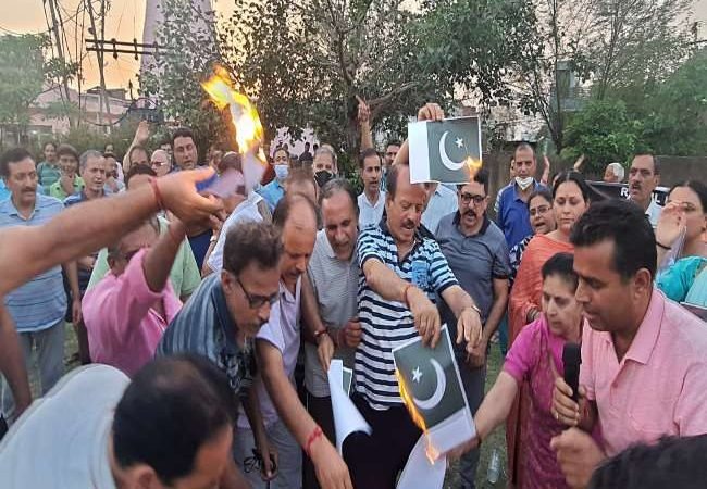 Target Killing in Kashmir: कश्मीरी हिंदू राहुल भट्ट की टारगेट किलिंग पर सियासत शुरू, जम्मू से कश्मीर तक हुए विरोध प्रदर्शन