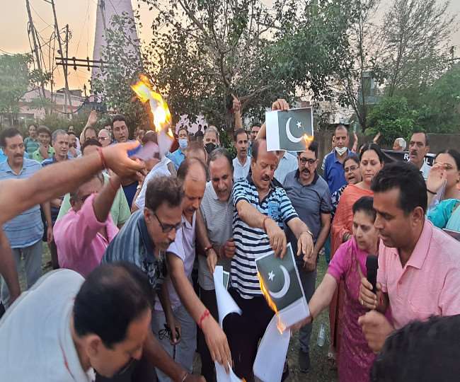 Target Killing in Kashmir: कश्मीरी हिंदू राहुल भट्ट की टारगेट किलिंग पर सियासत शुरू, जम्मू से कश्मीर तक हुए विरोध प्रदर्शन