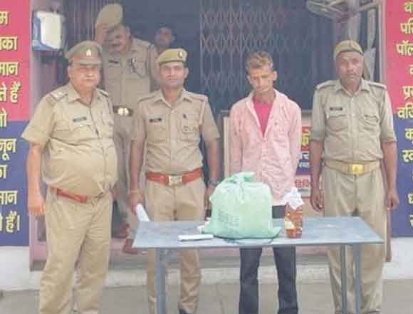पुलिस के हत्थे चढ़ा हिस्ट्रीशीटर बदमाश, अवैध शराब बरामद