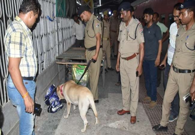 गोरखपुर-बांद्रा हमसफर एक्सप्रेस में बम की सूचना से हड़कंप, गोरखपुर में ट्रेन रोककर हुई गहन जांच – देर रात रवाना हुई ट्रेन