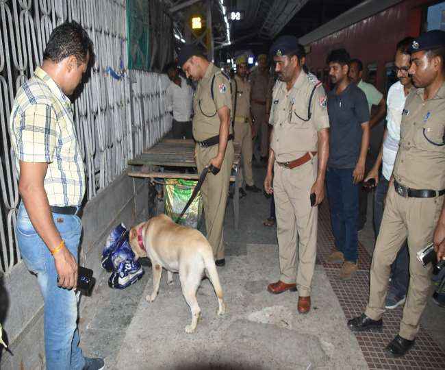 गोरखपुर-बांद्रा हमसफर एक्सप्रेस में बम की सूचना से हड़कंप, गोरखपुर में ट्रेन रोककर हुई गहन जांच – देर रात रवाना हुई ट्रेन