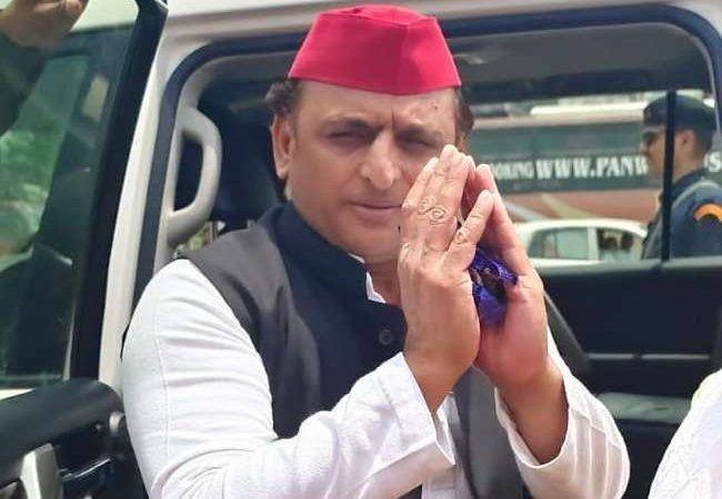 सपा अध्यक्ष अखिलेश यादव बोले, पीपल के नीचे लाल झंडा लगाकर पत्थर रख दो बन गया मंदिर