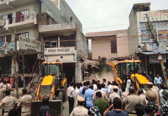 दिल्ली के कल्याणपुरी इलाके में चलने लगा निगम का बुलडोजर, भारी संख्या में पुलिस बल तैनात, तुगलकाबाद विधायक सहीराम हिरासत में