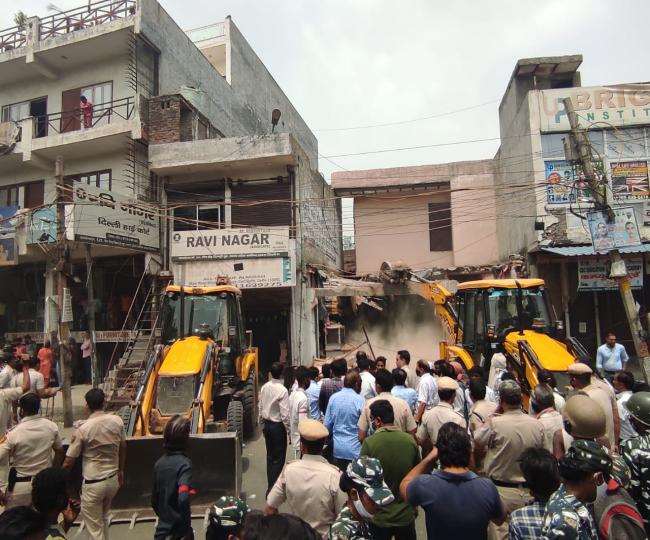 दिल्ली के कल्याणपुरी इलाके में चलने लगा निगम का बुलडोजर, भारी संख्या में पुलिस बल तैनात, तुगलकाबाद विधायक सहीराम हिरासत में