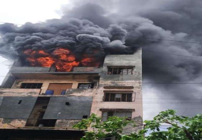 बवाना औद्योगिक क्षेत्र की फैक्ट्री में तीसरी मंजिल पर लगी आग, फायर ब्रिगेड की 17 गाड़ियां मौके पर