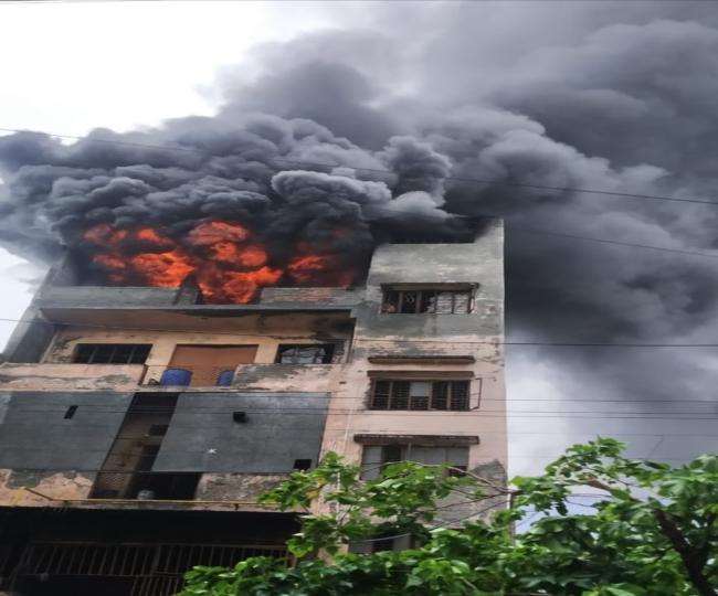 बवाना औद्योगिक क्षेत्र की फैक्ट्री में तीसरी मंजिल पर लगी आग, फायर ब्रिगेड की 17 गाड़ियां मौके पर